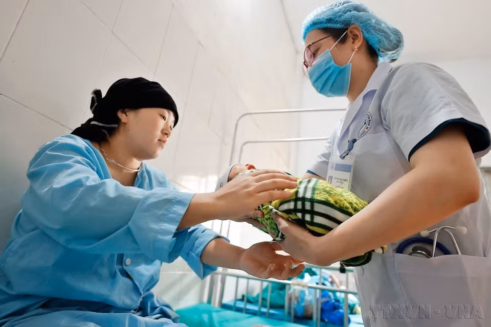 Sau quá trình đào tạo từ Dự án 585, các bác sỹ trẻ công tác tại tuyến y tế cơ sở ở Hà Giang đã tạo cơ hội cho người nghèo, người dân vùng khó khăn được tiếp cận các dịch vụ y tế có chất lượng, hạn chế chuyển tuyến điều trị, góp phần giảm quá tải cho các bệnh viện tuyến trên. (Ảnh: Minh Quyết/TTXVN)