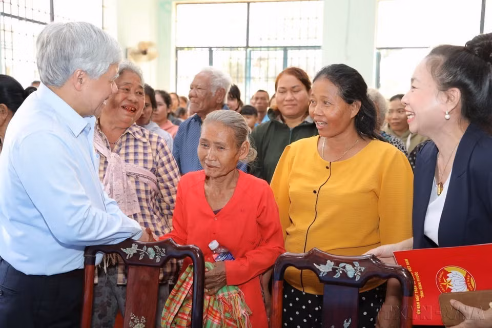 Bí thư Trung ương Đảng, Chủ tịch Ủy ban Trung ương MTTQ Việt Nam Đỗ Văn Chiến và Bí thư Tỉnh ủy Bình Phước Nguyễn Mạnh Cường thăm, tặng quà người nghèo, đồng bào dân tộc thiểu số ở huyện Hớn Quản, tỉnh Bình Phước. (Ảnh: TTXVN phát)