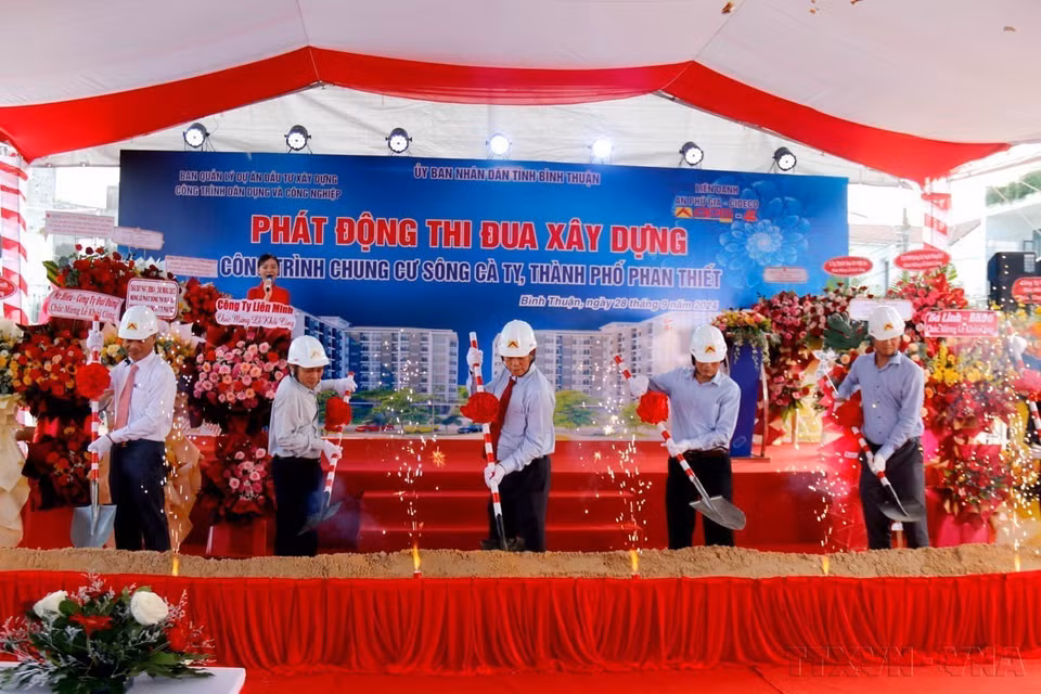 Tỉnh Bình Thuận khởi công xây dựng chung cư hỗ trợ tái định cư cho người nghèo, ngày 28/9 vừa qua. (Ảnh: Nguyễn Thanh/TTXVN)