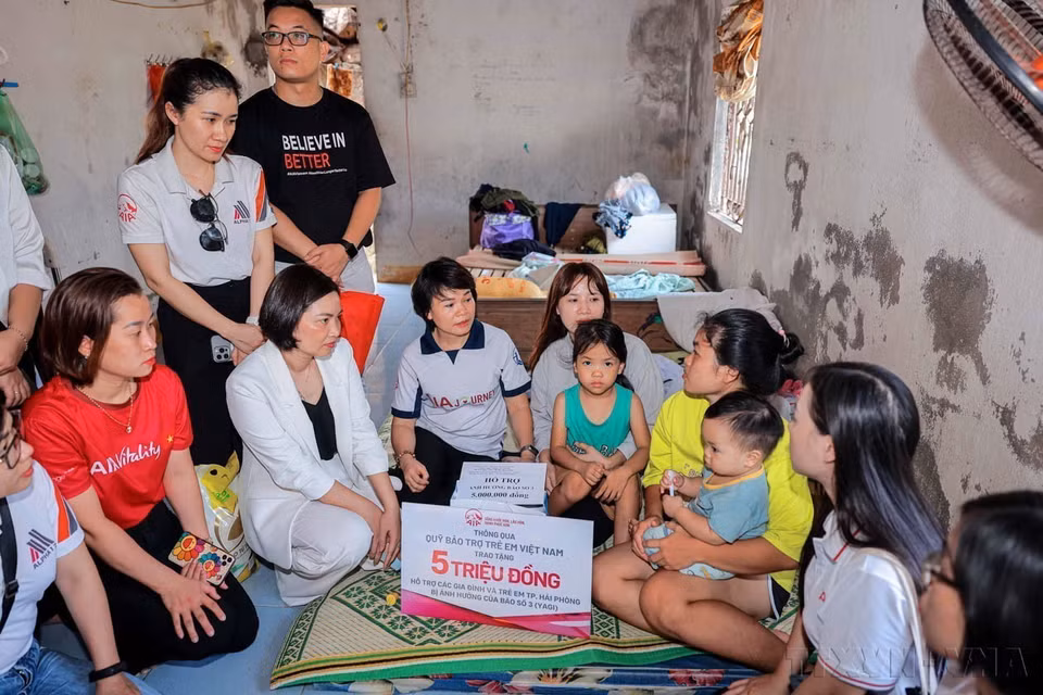 Quỹ Bảo trợ trẻ em Việt Nam phối hợp với Trung tâm Công tác xã hội và Quỹ bảo trợ trẻ em Hải Phòng trao quà và hỗ trợ cho gia đình cháu Hoàng Gia Hân - gia đình khó khăn bởi bị thiệt hại nặng trong đợt mưa lũ. (Ảnh: Hoàng Hiếu/TTXVN)
