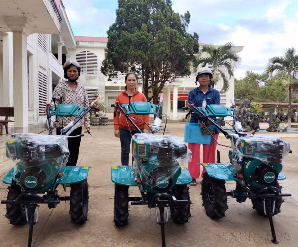 Hỗ trợ máy xới đất cho các hộ nghèo tại thành phố Pleiku, tỉnh Gia Lai. (Ảnh: Hoài Nam/TTXVN)
