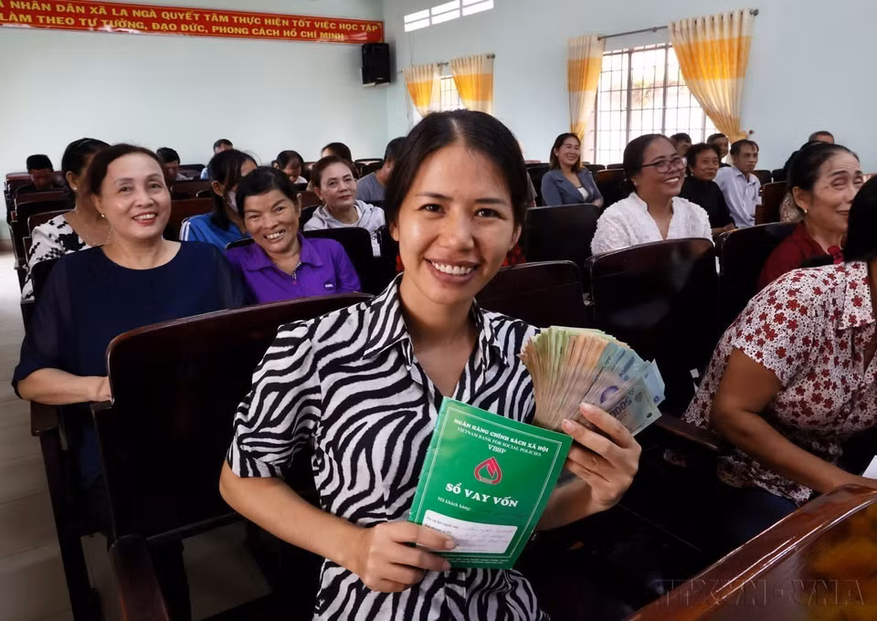 Người dân vui mừng nhận tiền vốn vay từ điểm giao dịch Ngân hàng Chính sách xã hội tỉnh Đồng Nai. (Ảnh: Hồng Đạt/TTXVN)