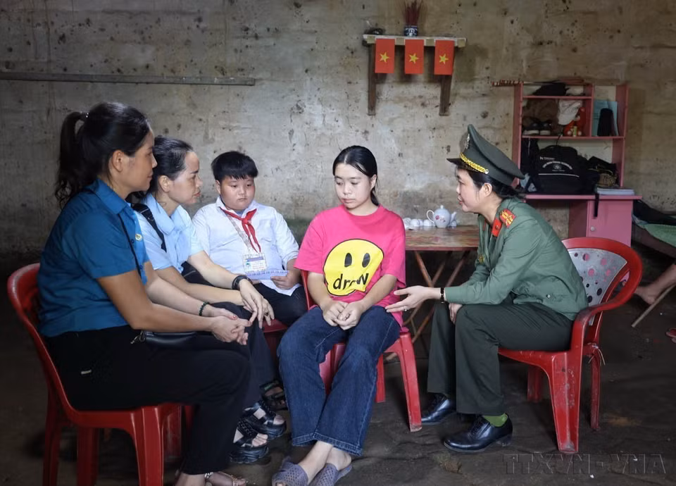 Ban Thanh niên Công an tỉnh Bắc Giang đến thăm, trao tặng trang thiết bị, đồ dùng học tập và nhu yếu phẩm cho học sinh Trường THCS Sa Lý, là gia đình hộ nghèo, bị ảnh hưởng bởi cơn bão số 3. (Ảnh: TTXVN phát)