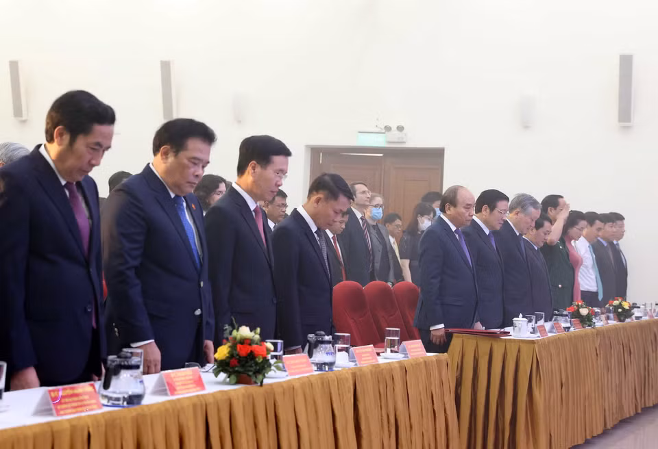  Thủ tướng Nguyễn Xuân Phúc và các đại biểu tưởng niệm các liệt sỹ. (Ảnh: Thống Nhất/TTXVN)