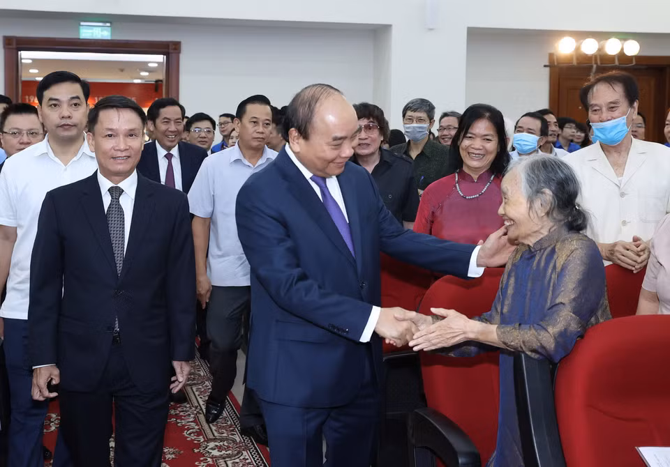 Thủ tướng Nguyễn Xuân Phúc với các cán bộ lão thành Thông tấn xã Việt Nam. (Ảnh: Thống Nhất/TTXVN)