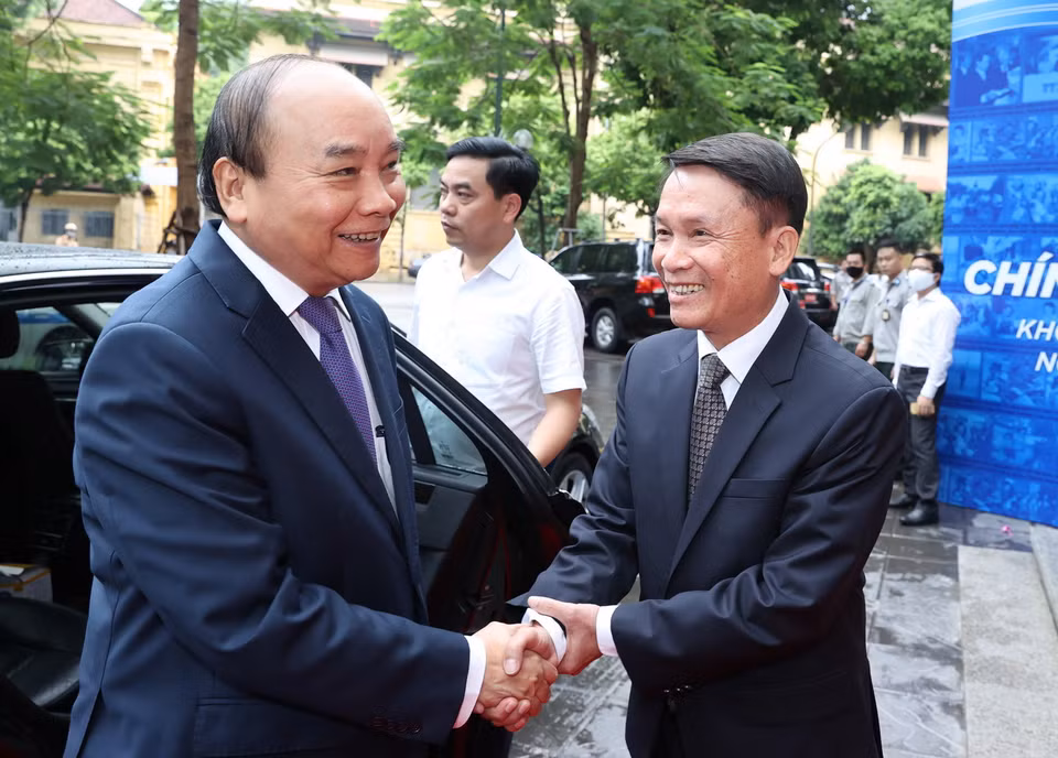 Ủy viên Trung ương Đảng, Tổng Giám đốc TTXVN Nguyễn Đức Lợi đón Thủ tướng Nguyễn Xuân Phúc dự Lễ kỷ niệm 75 năm Ngày thành lập Thông tấn xã Việt Nam (15/9/1945-15/9/2020). (Ảnh: Thống Nhất/TTXVN)