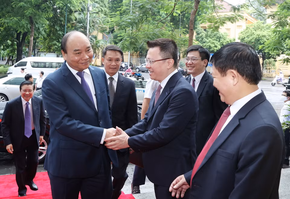 Bí thư Đảng ủy, Phó Tổng Giám đốc TTXVN Lê Quốc Minh đón Thủ tướng Nguyễn Xuân Phúc dự Lễ kỷ niệm 75 năm Ngày thành lập Thông tấn xã Việt Nam (15/9/1945-15/9/2020). (Ảnh: Thống Nhất/TTXVN)