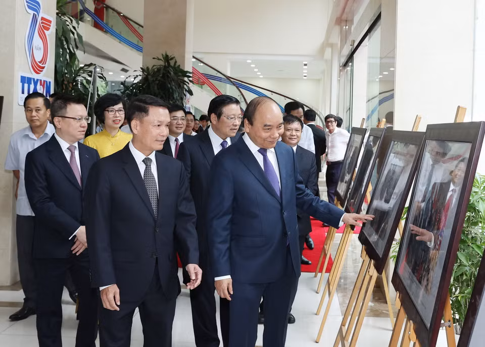 Thủ tướng Nguyễn Xuân Phúc và các đại biểu tham quan Trưng bày ảnh 75 năm TTXVN Dòng thông tin chính thống không bao giờ ngừng chảy nhân dịp Kỷ niệm 75 năm Ngày thành lập Thông tấn xã Việt Nam (15/9/1945-15/9/2020). (Ảnh: Thống Nhất/TTXVN)