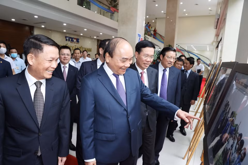 Thủ tướng Nguyễn Xuân Phúc và các đại biểu tham quan Trưng bày ảnh 75 năm TTXVN Dòng thông tin chính thống không bao giờ ngừng chảy nhân dịp Kỷ niệm 75 năm Ngày thành lập Thông tấn xã Việt Nam (15/9/1945-15/9/2020). (Ảnh: Thống Nhất/TTXVN)