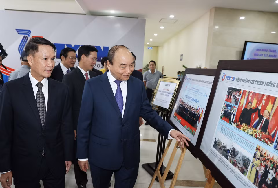 Thủ tướng Nguyễn Xuân Phúc và các đại biểu tham quan Trưng bày ảnh 75 năm TTXVN Dòng thông tin chính thống không bao giờ ngừng chảy nhân dịp Kỷ niệm 75 năm Ngày thành lập Thông tấn xã Việt Nam (15/9/1945-15/9/2020). (Ảnh: Thống Nhất/TTXVN)