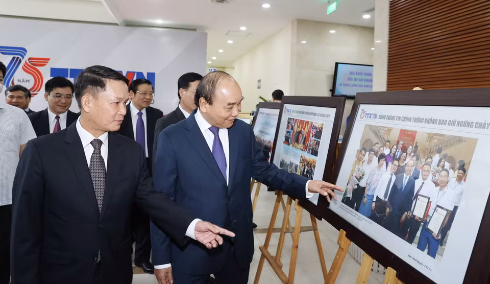 Thủ tướng Nguyễn Xuân Phúc và các đại biểu tham quan Trưng bày ảnh 75 năm TTXVN Dòng thông tin chính thống không bao giờ ngừng chảy nhân dịp Kỷ niệm 75 năm Ngày thành lập Thông tấn xã Việt Nam (15/9/1945-15/9/2020). (Ảnh: Thống Nhất/TTXVN)