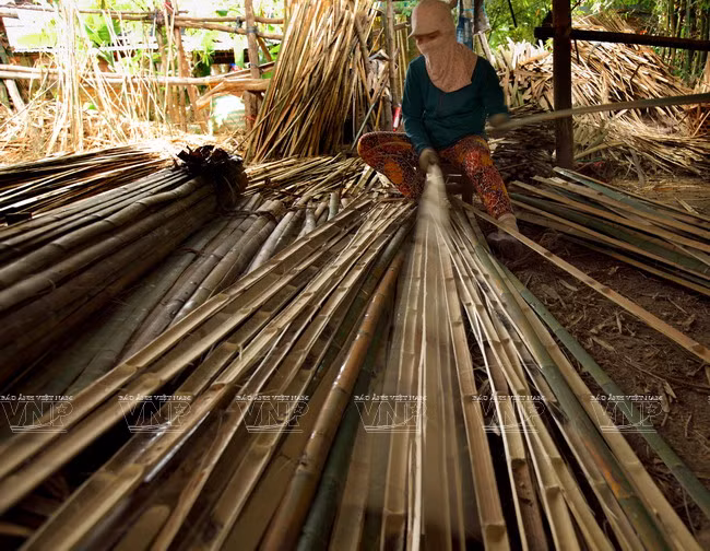 Phân loại nan tre trước khi đan.