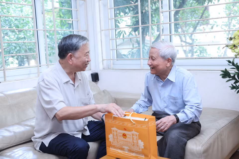 Chủ tịch nước Tô Lâm thăm, chúc mừng Nhà báo Hà Đăng, nguyên Trưởng Ban Tư tưởng-Văn hóa Trung ương, nguyên Tổng Biên tập Báo Nhân Dân. (Ảnh: Nhan Sáng/TTXVN)