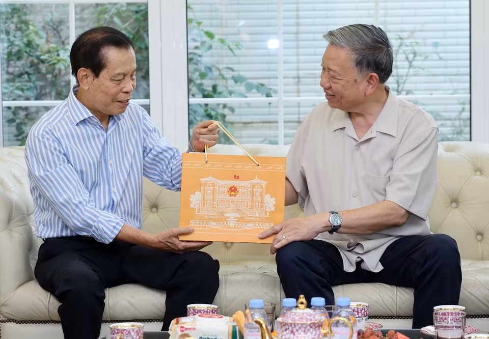 Chủ tịch nước Tô Lâm tặng quà Nhà báo Vũ Văn Hiến, nguyên Tổng Giám đốc Đài Truyền hình Việt Nam. (Ảnh: Nhan Sáng/TTXVN)
