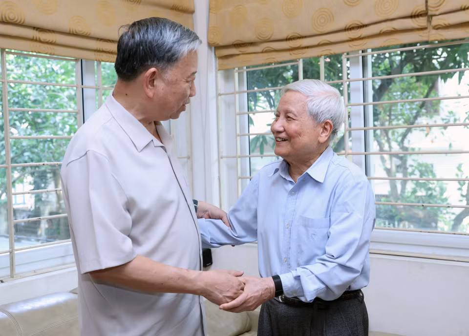 Chủ tịch nước Tô Lâm thăm, chúc mừng Nhà báo Hà Đăng, nguyên Trưởng Ban Tư tưởng-Văn hóa Trung ương, nguyên Tổng Biên tập Báo Nhân Dân. (Ảnh: Nhan Sáng/TTXVN)
