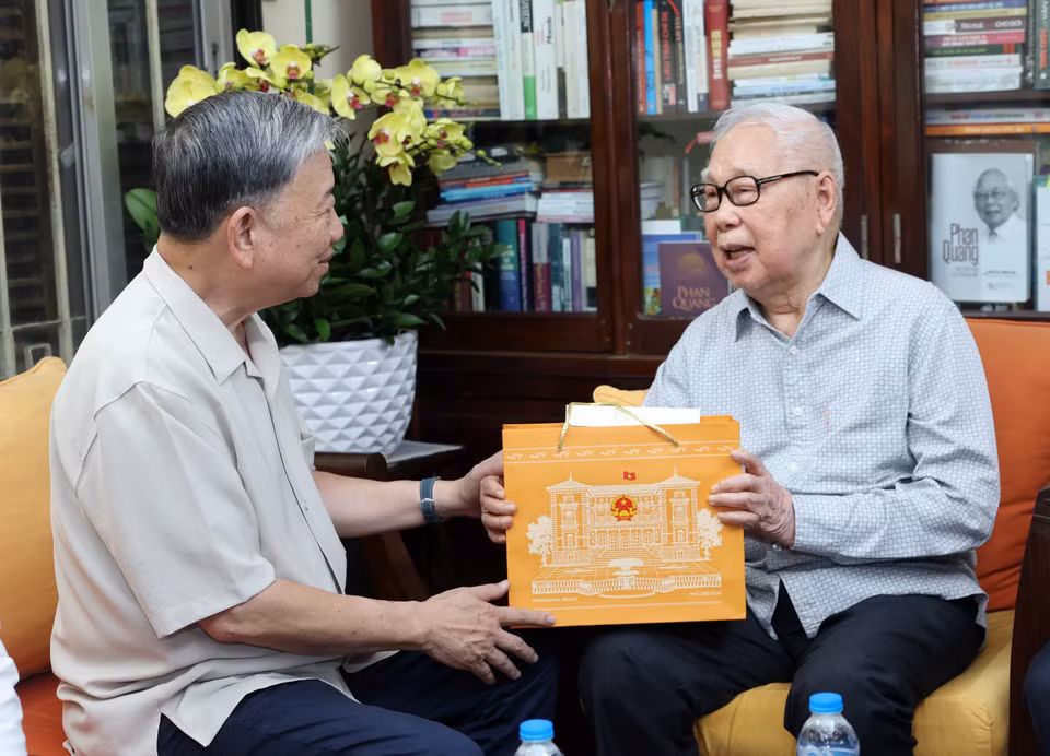 Chủ tịch nước Tô Lâm thăm, chúc mừng Nhà báo Phan Quang, nguyên Chủ tịch Hội Nhà báo Việt Nam. (Ảnh: Nhan Sáng/TTXVN)