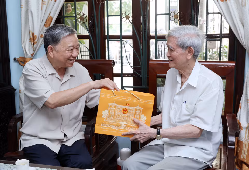 Chủ tịch nước Tô Lâm tặng quà Nhà báo Hồ Tiến Nghị, nguyên Tổng Giám đốc Thông tấn xã Việt Nam. (Ảnh: Nhan Sáng/TTXVN)