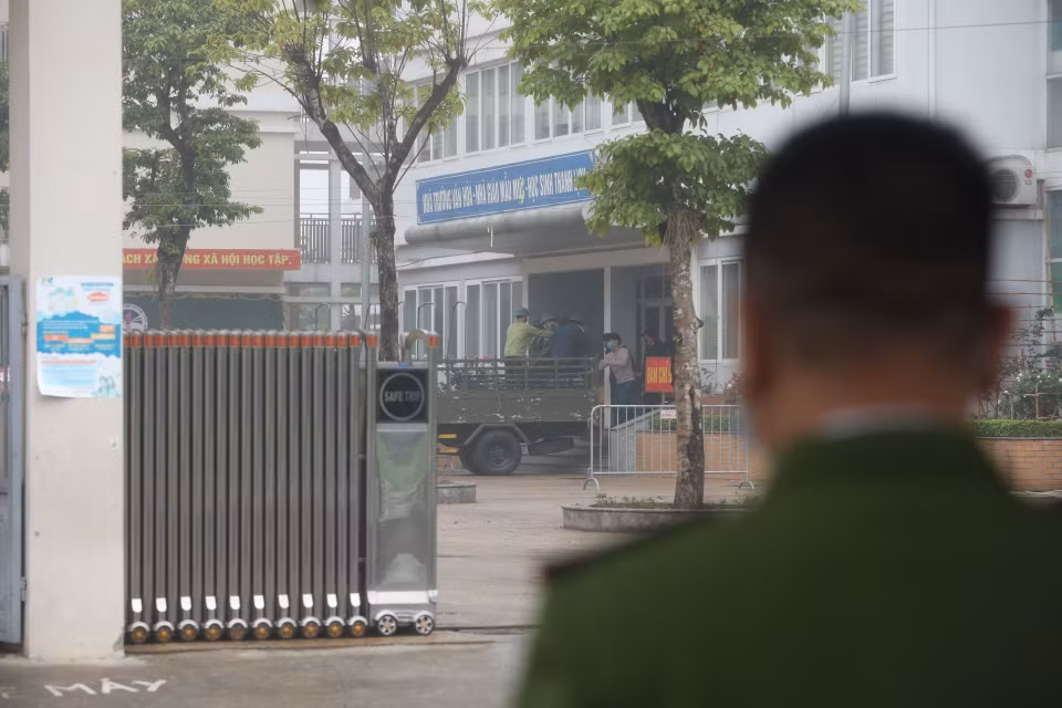 Tăng cường các vật dụng cần thiết cho lực lượng chức năng bên trong khu cách ly. (Ảnh: Minh Quyết/TTXVN)