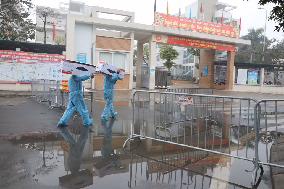 Lắp đặt thêm bình nóng lạnh phục vụ người bên trong khu cách ly. (Ảnh: Minh Quyết/TTXVN)