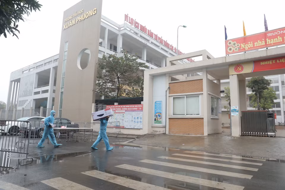 Lắp đặt thêm bình nóng lạnh phục vụ người bên trong khu cách ly. (Ảnh: Minh Quyết/TTXVN)
