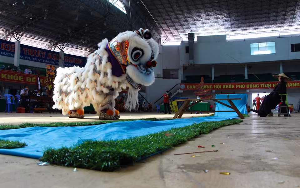 Múa lân cũng được ưa chuộng sử dụng trong ngày mở hàng khai trương đầu năm mới...(Ảnh: Hồng Thái/TTXVN)