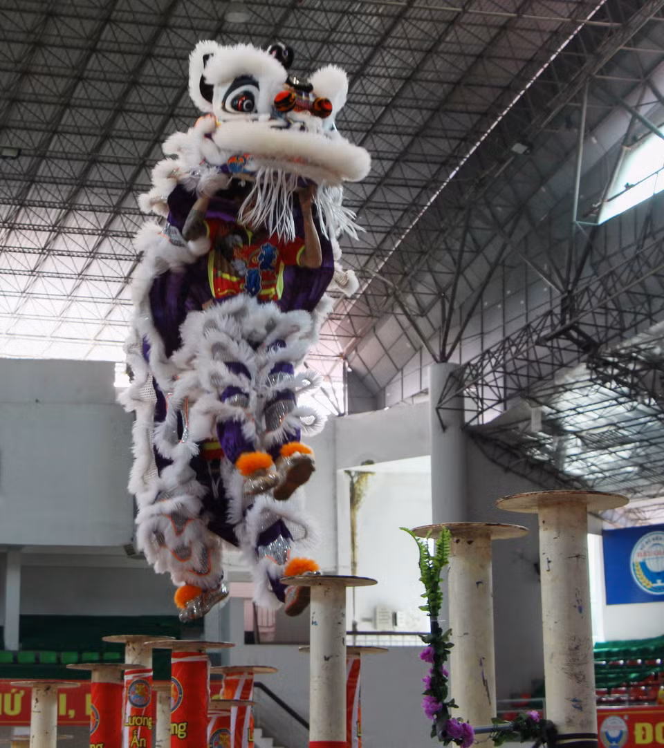 Mai hoa thung - tiết mục biểu diễn khó nhất của nghệ thuật múa lân. (Ảnh: Hồng Thái/TTXVN)