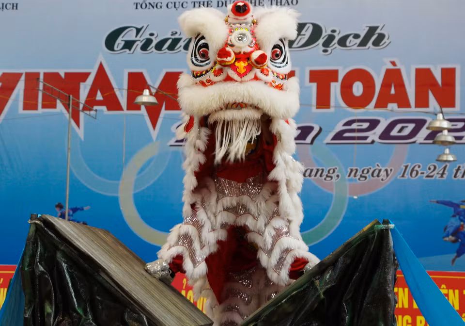 Dân gian quan niệm lân là linh vật đem lại may mắn. (Ảnh: Hồng Thái/TTXVN)