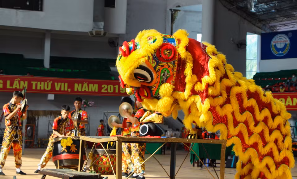 Dân gian quan niệm lân là linh vật đem lại may mắn. (Ảnh: Hồng Thái/TTXVN)
