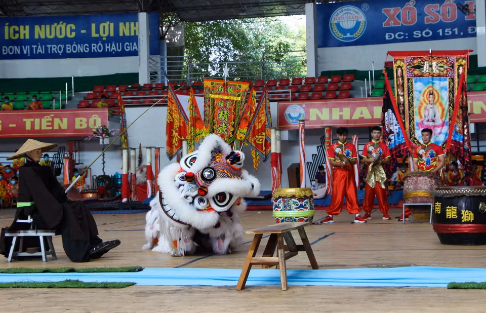 Múa lân được coi như một nét văn hóa mang đến điềm lành, sự thịnh vượng cho gia chủ trong năm mới. (Ảnh: Hồng Thái/TTXVN)