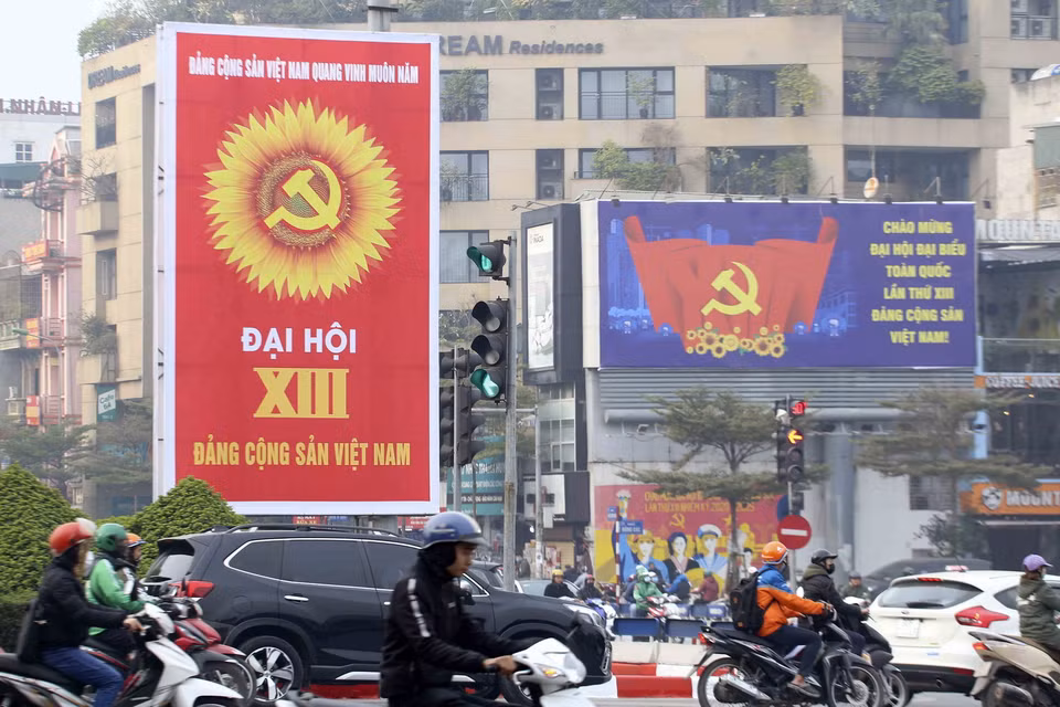 Panô cỡ lớn được treo tại khu vực ngã năm Ô Chợ Dừa. (Ảnh: Tuấn Đức/TTXVN)
