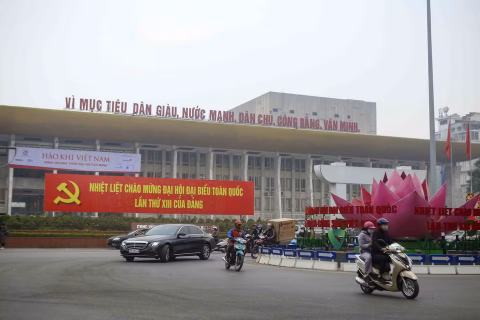 Khẩu hiệu cỡ lớn được dựng tại Cung Văn hóa Lao động Hữu nghị Việt Xô. (Ảnh: Tuấn Đức/TTXVN)
