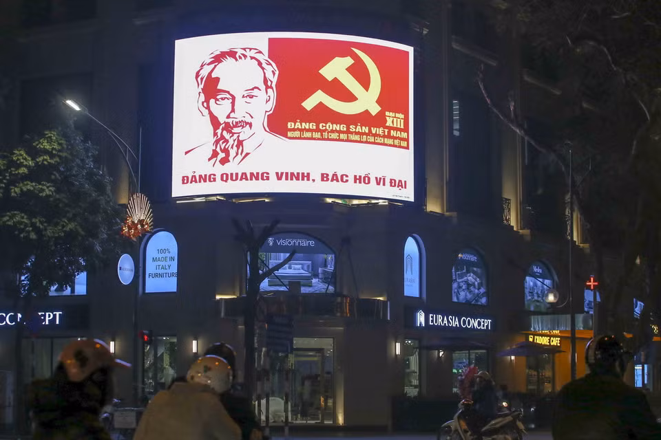 Vào buổi tối, một số tòa nhà cho bật các pano điện tử với khẩu hiệu chào mừng Đại hội XIII của Đảng. (Ảnh: Tuấn Đức/TTXVN)