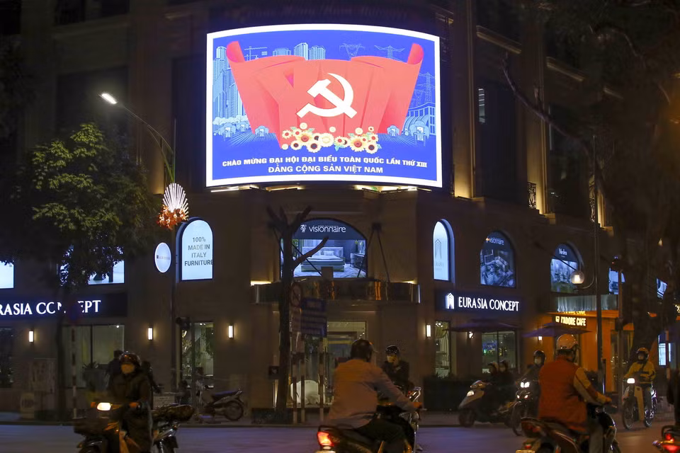 Vào buổi tối, một số tòa nhà cho bật các pano điện tử với khẩu hiệu chào mừng Đại hội XIII của Đảng. (Ảnh: Tuấn Đức/TTXVN)