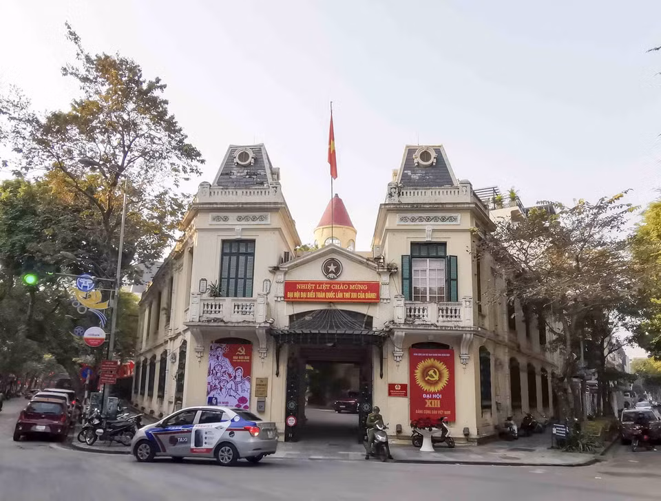 Trụ sở Công an quận Hoàn Kiếm được trang hoàng panô, khẩu hiệu chào mừng Đại hội XIII của Đảng. (Ảnh: Tuấn Đức/TTXVN)