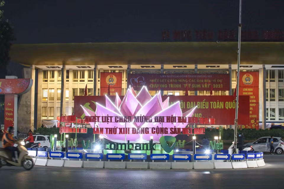 Khối biểu tượng được bật đèn sáng vào buổi tối tại khu vực quảng trường Cung Văn hóa Lao động hữu nghị Việt Xô. (Ảnh: Tuấn Đức/TTXVN)