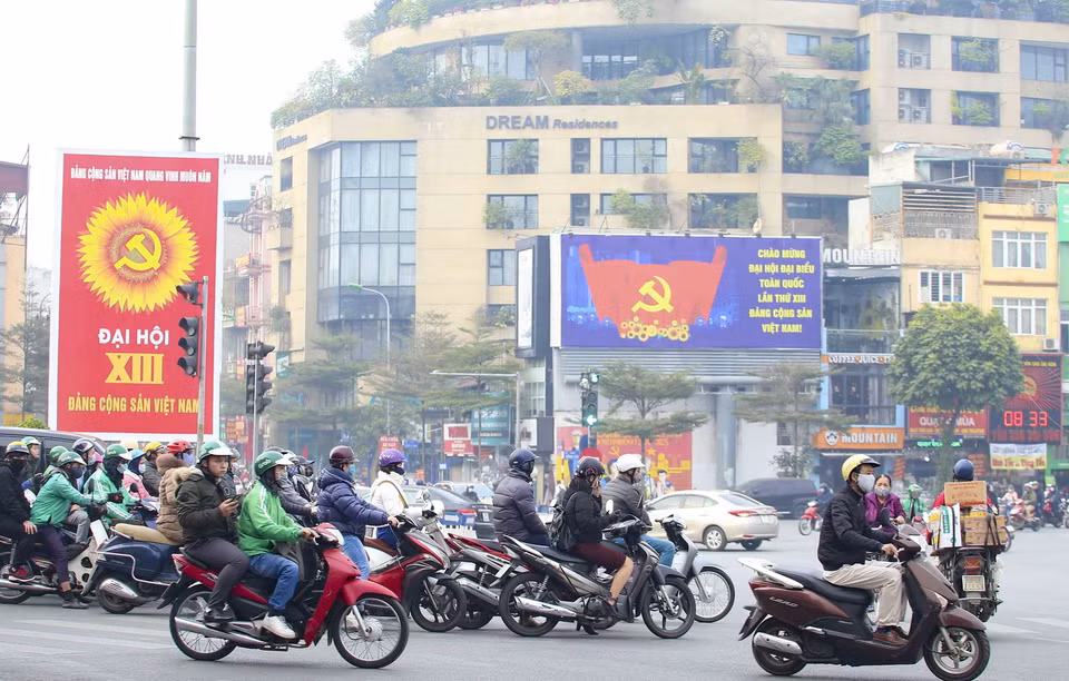 Panô cỡ lớn được treo tại khu vực ngã năm Ô Chợ Dừa. (Ảnh: Tuấn Đức/TTXVN)