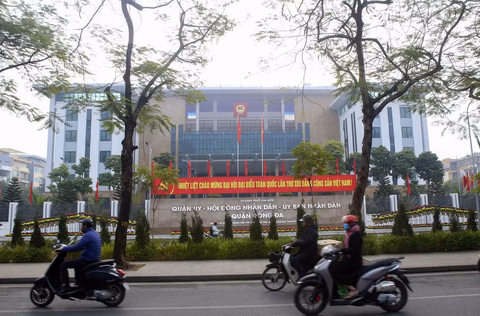 Cờ và khẩu hiệu được trang hoàng tại UBND quận Đống Đa. (Ảnh: Tuấn Đức/TTXVN)
