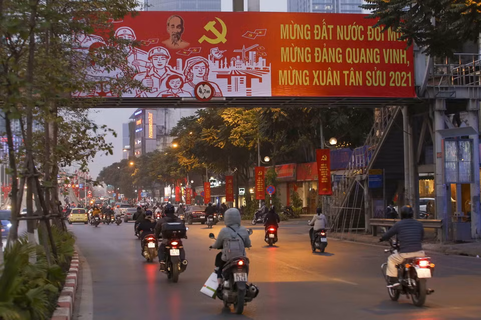 Panô cỡ lớn được lắp đặt trên các cầu vượt đi bộ. (Ảnh: Tuấn Đức/TTXVN)