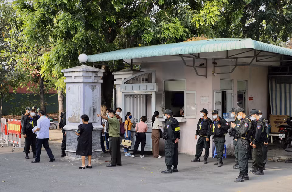 An ninh Tòa án được lực lượng an ninh siết chặt. (Ảnh: Hồng Giang/TTXVN)