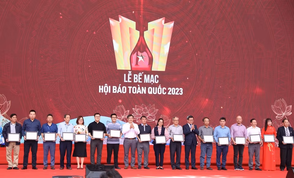 Các đơn vị nhận giải Khuyến khích bìa báo Tết ấn tượng cho đại diện các báo. (Ảnh: Hoàng Hiếu/TTXVN)