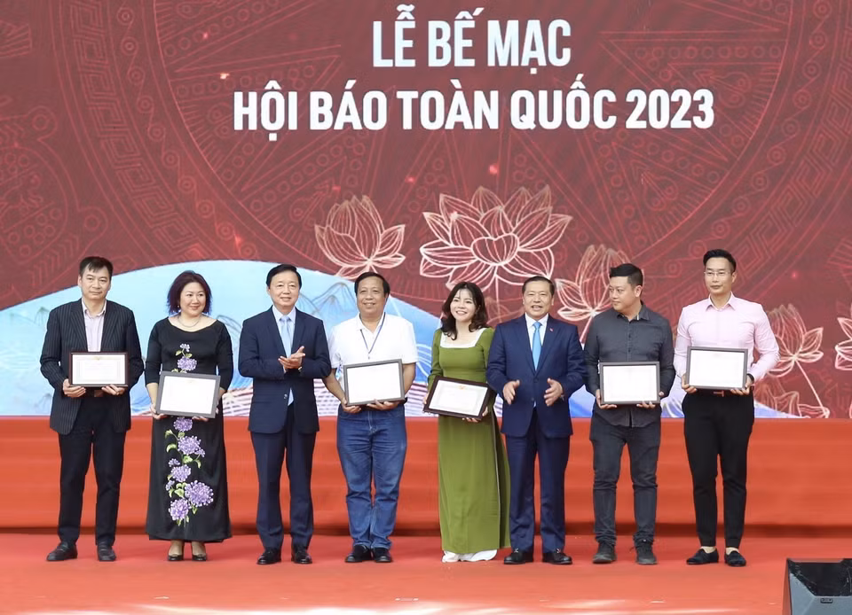 Phó Thủ tướng Trần Hồng Hà trao giải A cho đại diện các đơn vị. (Ảnh: Nguyễn Thu Phương/TTXVN)