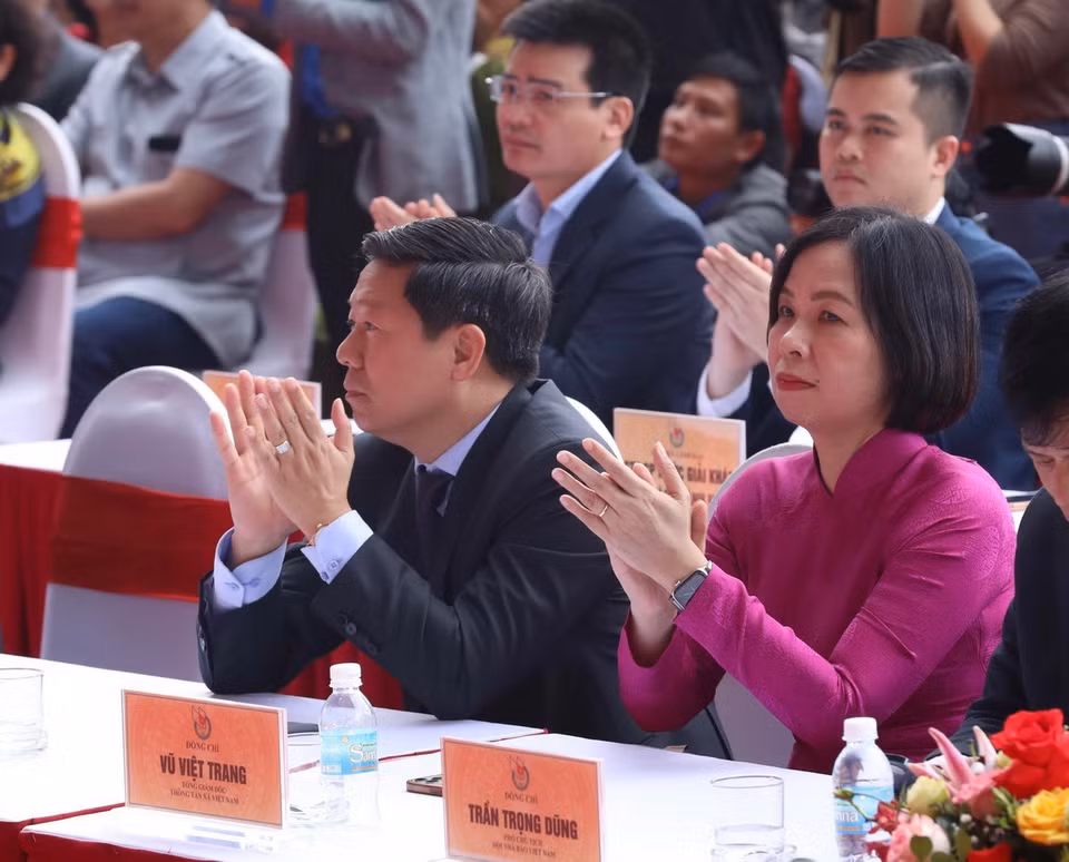 Phó Trưởng ban Tuyên giáo Trung ương Trần Thanh Lâm và Tổng giám đốc TTXVN Vũ Việt Trang tham dự Lễ bế mạc. (Ảnh: Hoàng Hiếu/TTXVN)