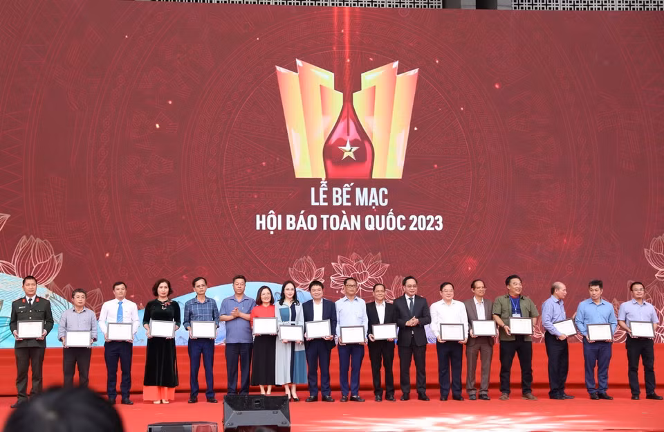 Các đơn vị nhận Giải C giải bìa báo Tết và gian trưng bày Tết ấn tượng. (Ảnh: Hoàng Hiếu/TTXVN)