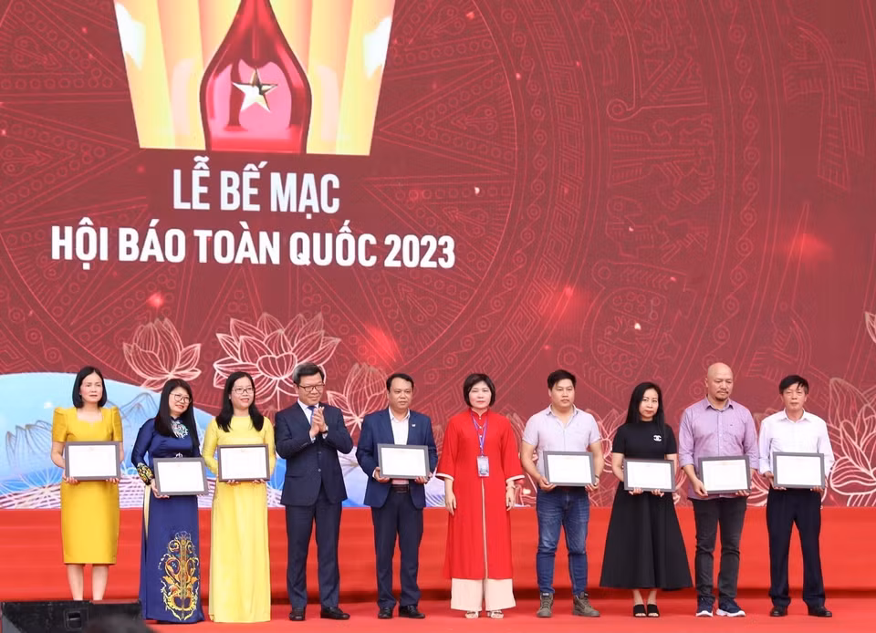 Các đơn vị nhận giải Khuyến khích loại hình phát thanh, truyền hình, giao diện điện tử ấn tượng. (Ảnh: Hoàng Hiếu/TTXVN)