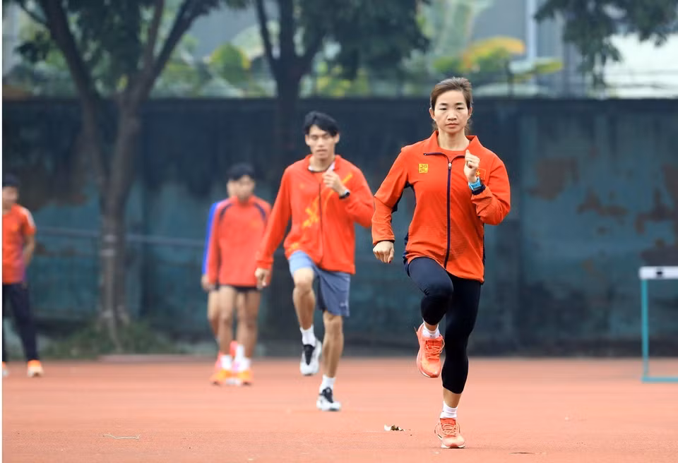 Vận động viên Nguyễn Thị Oanh đang tập luyện cùng các đồng đội tại Trung tâm Huấn luyện thể thao Quốc gia Hà Nội. (Ảnh: Tuấn Anh/TTXVN)