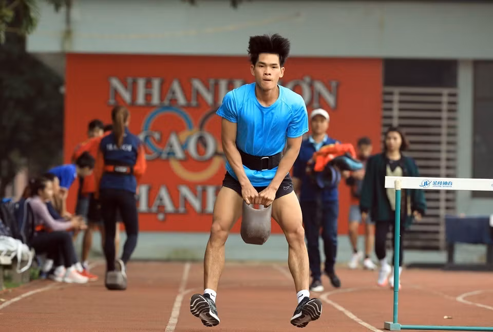 Các vận động viên đội tuyển chạy vượt rào tập luyện tại Trung tâm Huấn luyện thể thao Quốc gia Hà Nội. (Ảnh: Tuấn Anh/TTXVN)