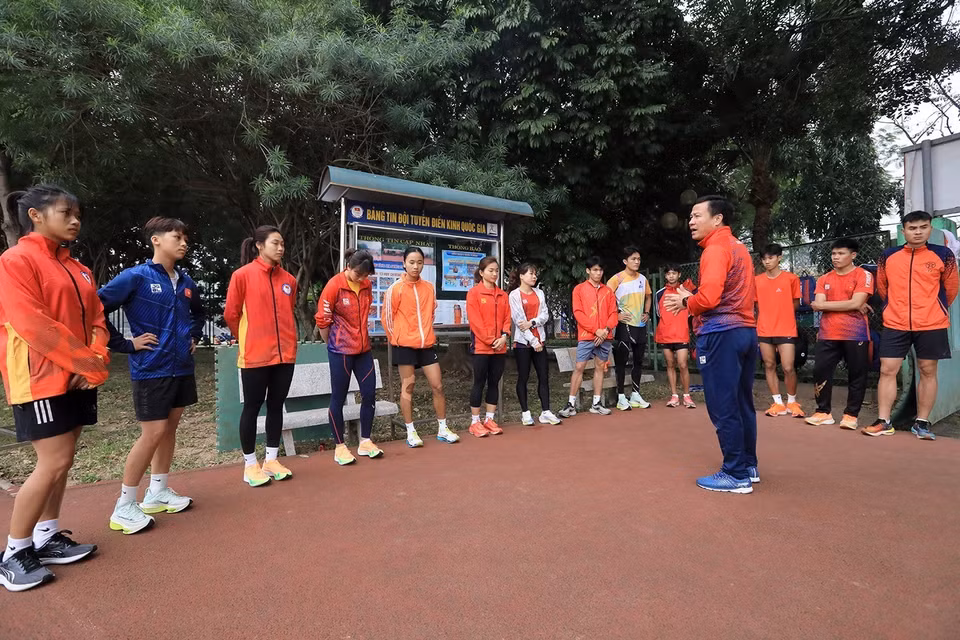 Huấn luyện viên Trần Văn Sỹ chỉ đạo, dặn dò các bài tập đối với các vận động viên trong buổi tập. (Ảnh: Tuấn Anh/TTXVN)