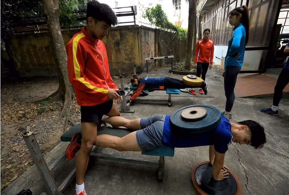 Các vận động viên tổ Nhảy xa tập tạ thể lực tại Trung tâm Huấn luyện thể thao Quốc gia Hà Nội. (Ảnh: Tuấn Anh/TTXVN) 