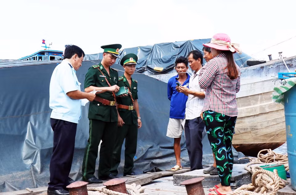Chiến sỹ Đồn Biên phòng cửa khẩu quốc tế Thường Phước, tỉnh Đồng Tháp phối hợp cùng cán bộ Hải quan kiểm tra hàng hóa trên tàu nhập cảnh. (Ảnh: Xuân Khu/TTXVN)