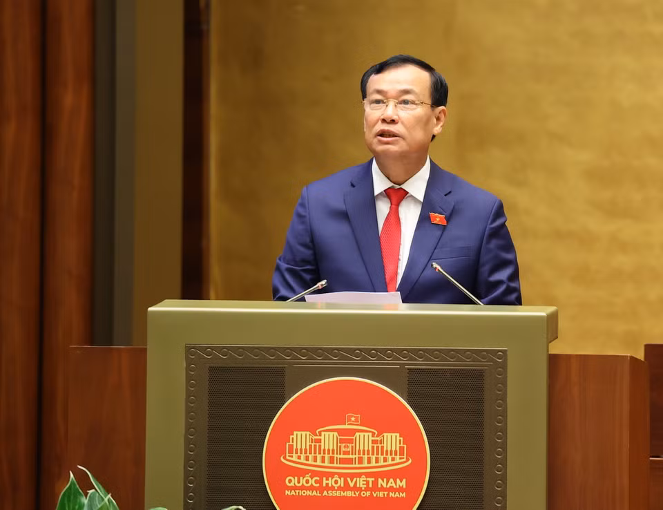 Chủ nhiệm Ủy ban Quốc phòng và An ninh của Quốc hội Lê Tấn Tới trình bày Báo cáo giải trình, tiếp thu, chỉnh lý dự thảo Luật Đường bộ. (Ảnh: Văn Điệp/TTXVN)